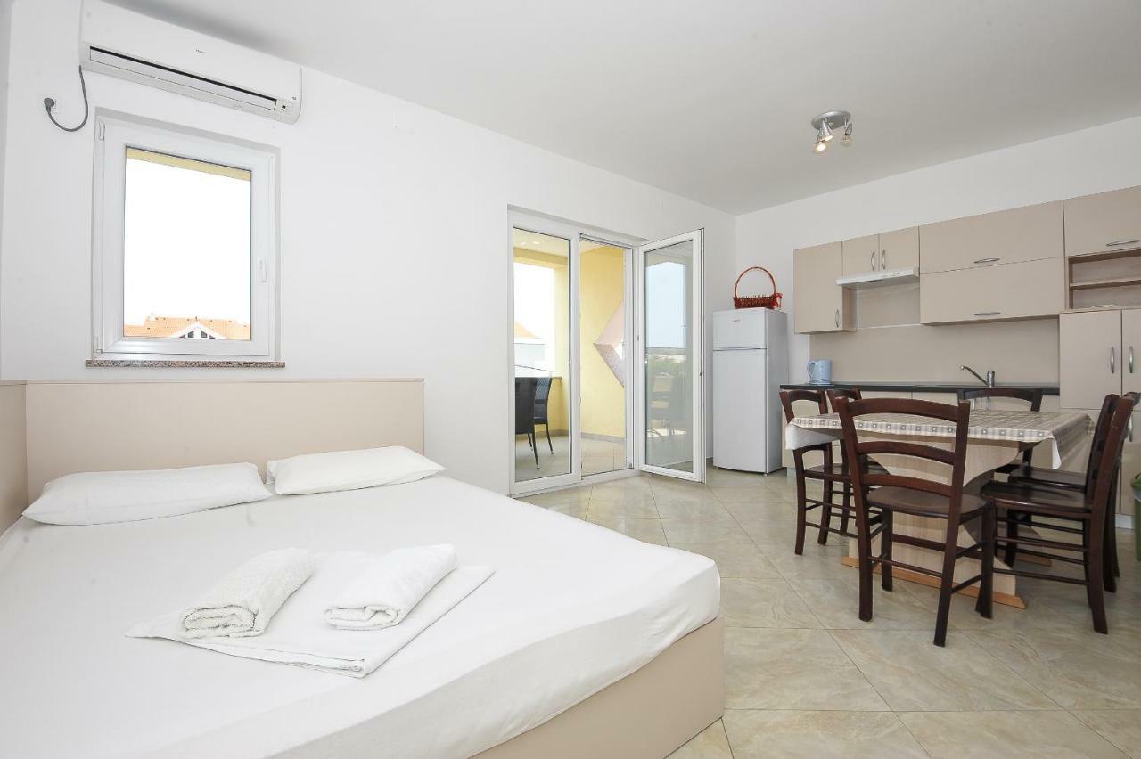 Apartmani Vrtlici Zdenka Stara Novalja Exteriér fotografie